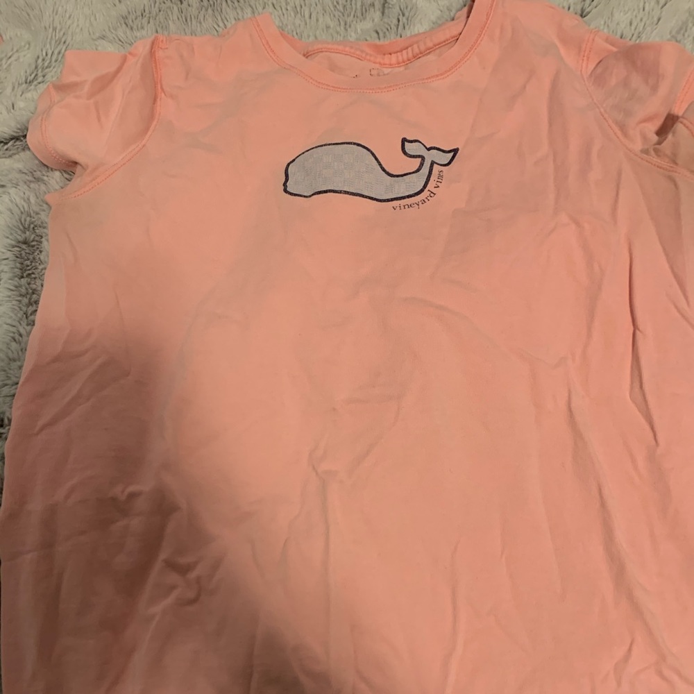 light pink vineyard vines tee